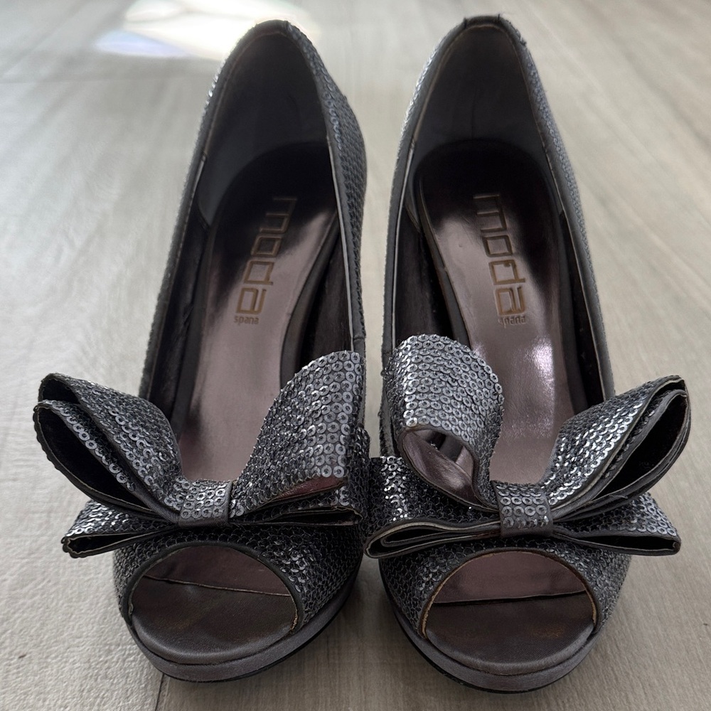 Moda Spana Glittering Bow Peep-Toe Heels